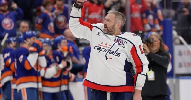 Alex Ovechkin rompe el récord de los goles profesionales de la NHL de Wayne Gretzky al anotar su 895º

