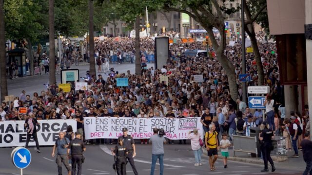 Amenaza de vacaciones de Pascua como 170k trabajadores turísticos en el punto de acceso británico a las herramientas y la huelga después de ser tratados "como esclavos"
