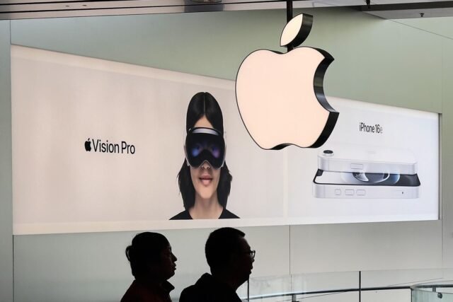 Apple tiene pocos incentivos para comenzar a hacer iPhones en Estados Unidos, a pesar de la guerra comercial de Trump con China
