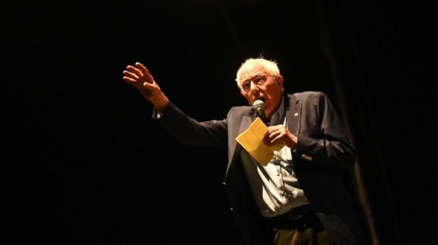 Bernie Sanders hace una aparición sorpresa de Coachella
