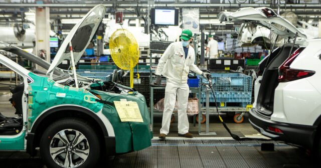 Canadá renuncia condicionalmente a las tarifas de represalia en los automóviles y camiones fabricados en los Estados Unidos.

