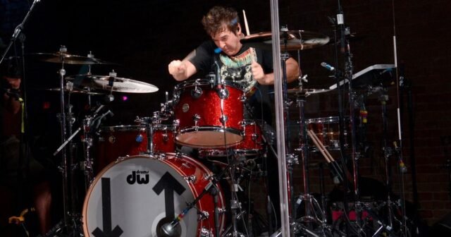 Clem Burke, baterista multifacético del icónico grupo de rock Blondie, ha muerto
