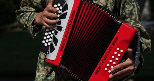 Conoce al soldado mexicano tratando de renovar un género musical acusado de glorificar los carteles
