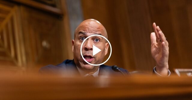 Cory Booker entrega un discurso de maratón en el piso del Senado
