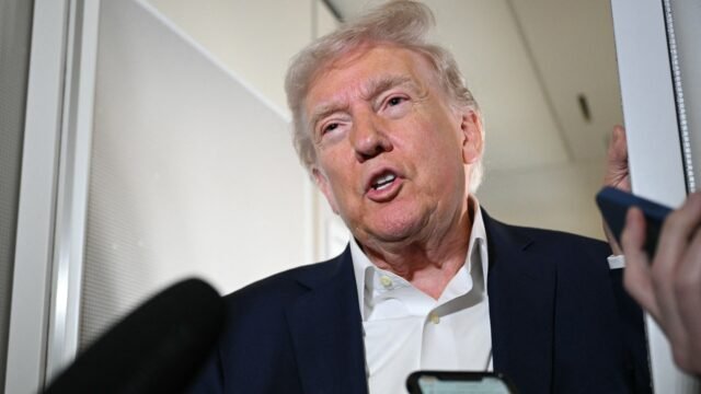 Donald Trump depila iPhones, computadoras portátiles y otros productos electrónicos de brutales aranceles comerciales chinos en el último cambio de sentido
