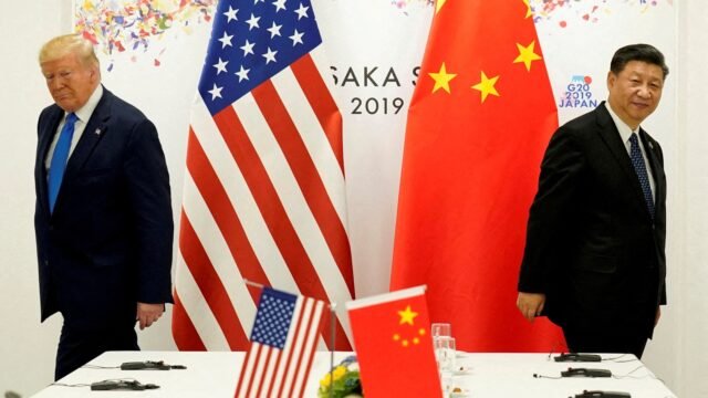 Donald Trump para desencadenar una guerra comercial totalizando a su rival China con una tarifa del 104 por ciento
