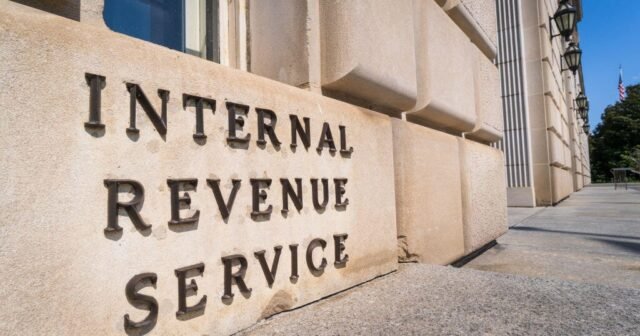 El Comisionado Interino del IRS renuncia al plan del Tesoro de compartir datos de impuestos de inmigrantes con ICE
