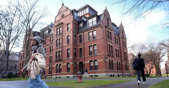 El administrador de Trump congela más de $ 2 mil millones en subvenciones a Harvard

