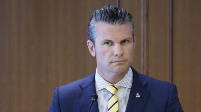 El asesor de Hegseth se puso de licencia en medio de la sonda de fugas
