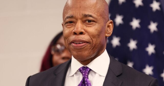 El caso de corrupción del alcalde de Nueva York Eric Adams desestimado con prejuicio, las reglas del juez
