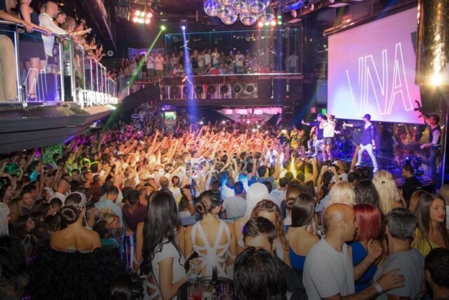 El club nocturno de Málaga en España es evacuado después de que "la novia celosa vacía toda una lata de pimienta en la cara de su novio"

