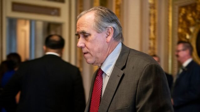 El demócrata del Senado le pide a los vigilantes del gobierno que audite a Trump Assistore Assistance Recortes

