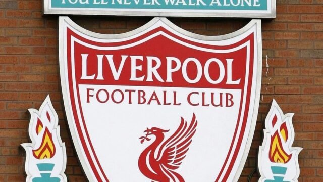 El ex as de Liverpool sobrevive a la aterradora granada en el hogar de su familia
