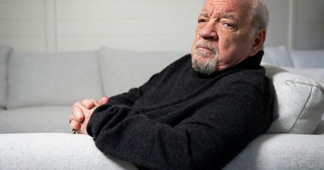El ex asistente dice que el cineasta Paul Schrader la agredió sexualmente y se retiró del acuerdo de asentamiento
