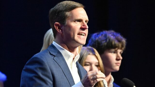 El gobernador de Kentucky Beshear lanza su propio podcast
