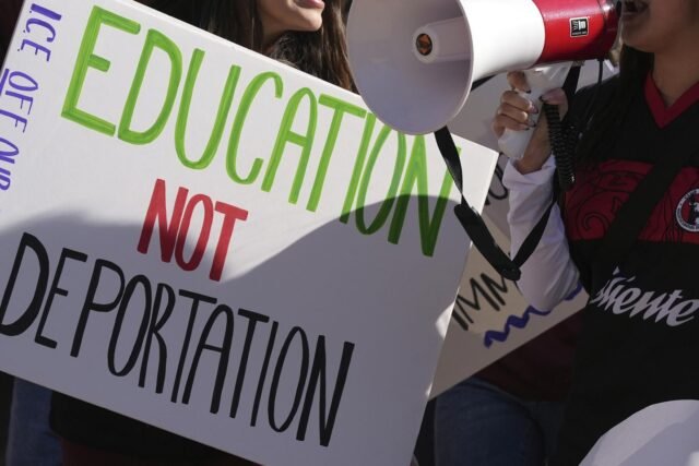 El gobierno presenta una nueva política para terminar el estatus legal de los estudiantes internacionales
