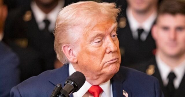 El juez encuentra una causa probable para retener a la administración de Trump en desprecio criminal por las mudanzas de migrantes venezolanos a El Salvador
