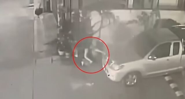 El momento de horror, la mujer da a luz detrás de un automóvil durante el festival callejero antes de dejar que el recién nacido muera mientras se fija en
