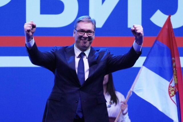 El presidente populista de Serbia exige orden después de meses de protestas anticorrupción que sacuden su gobierno
