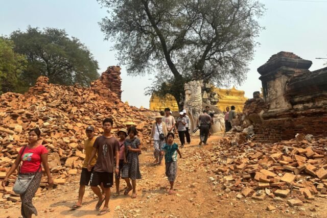 El pronóstico de una semana de lluvia se suma a los problemas que enfrentan las víctimas del terremoto de Myanmar, mientras el número de muertos encabeza 3.500
