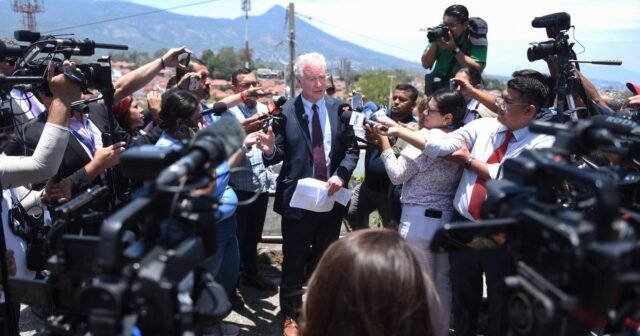 El senador Van Hollen negó la reunión en El Salvador con Kilmar Abrego García, el hombre deportado por error de nosotros
