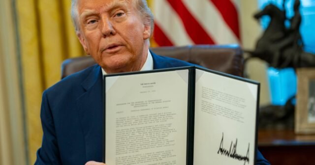 El significado detrás de la sorprendente firma de Donald Trump
