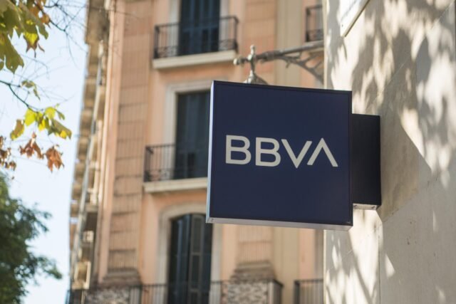 El último trabajo interno: el limpiador bancario en la Marbella de España roba miles cuando el personal "no mira"
