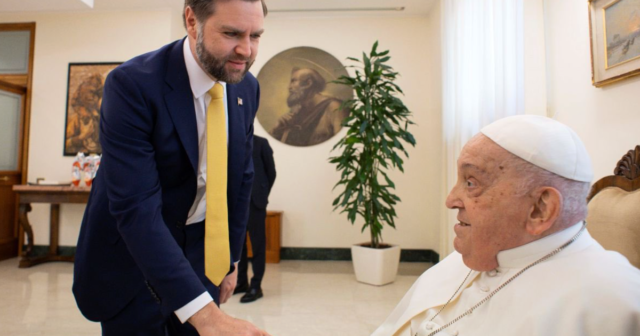 El vicepresidente JD Vance reacciona a la muerte del Papa Francisco un día después de conocerlo

