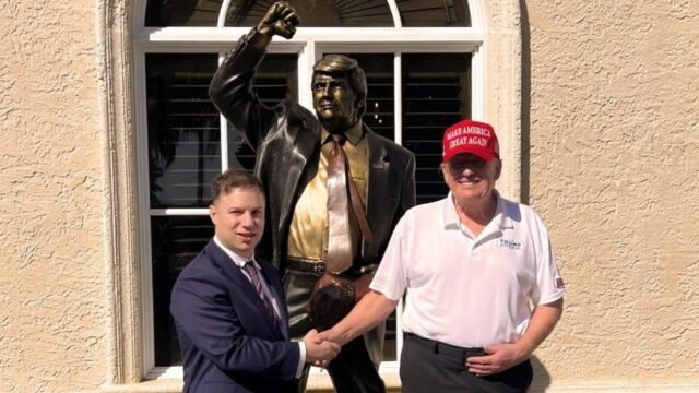 Estatua de Trump erigida en su club de golf (video) - RT World News
