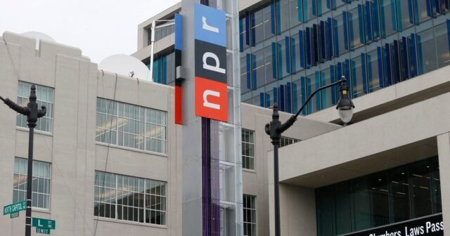 Funcionarios de televisión pública demandan a la administración de Trump para bloquear las terminaciones
