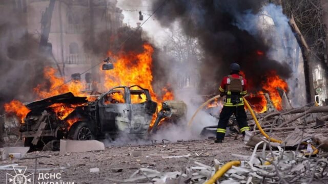 Furia cuando Putin mata a 32 personas, incluidos niños en brutal huelga de misiles rusos en el centro de la ciudad, volando en autobús
