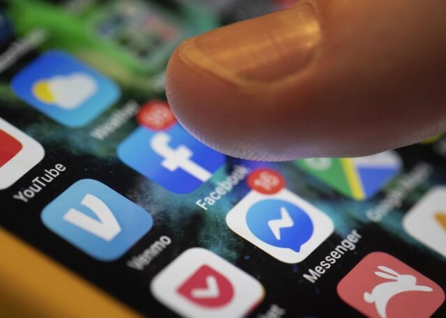 Gen Z en una 'dieta de dopamina': están trayendo el teléfono Flip
