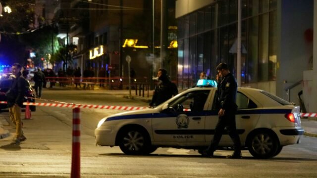 Horror mientras Bomb explota en Brit Tourists Hotspot después de la llamada anónima y los policías encuentran el dispositivo en la mochila - The Sun
