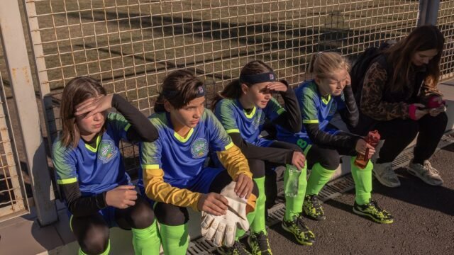 Increíble valentía del equipo de fútbol femenino 'guerrero' que juega mientras esquivan drones en la ciudad más peligrosa de Ucrania
