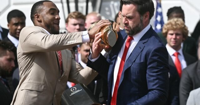 JD Vance cae el trofeo de fútbol de Ohio State en la Casa Blanca
