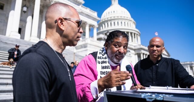 Jeffries y Booker finalizan la protesta contra el presupuesto del Partido Republicano en los pasos del Capitolio después de más de 12 horas
