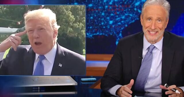 Jon Stewart expone la defensa favorita de Trump con 1 pregunta
