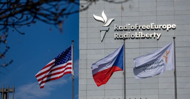 Juez ordena a los funcionarios de Trump que desembolsen fondos para la radio Free Europe
