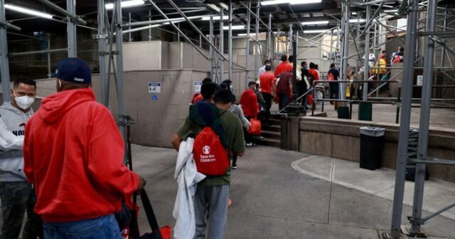 Juez retrasa el movimiento de la administración Trump para poner fin al estado protegido temporal para los venezolanos
