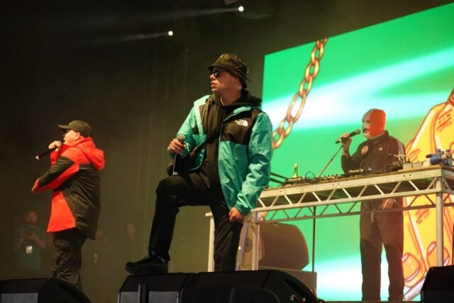 Kneecap principal multitud de coachella en anti-margaret thatcher chant
