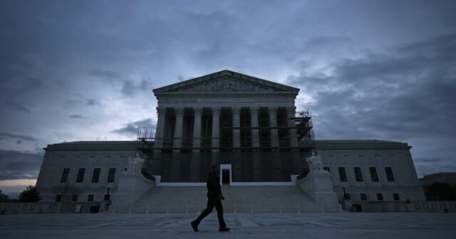 La Corte Suprema permitirá que la administración Trump cancele las subvenciones de educación por ahora
