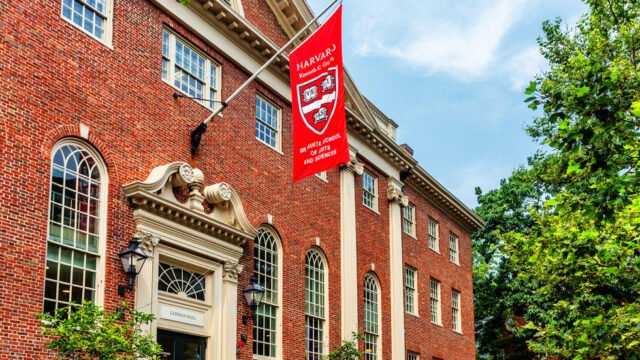 La administración Trump revisará miles de millones en fondos de Harvard - RT World News
