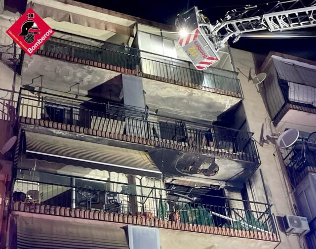 La batería de e-scooter causa fuego de bloque de apartamentos con cinco personas heridas en Costa Blanca
