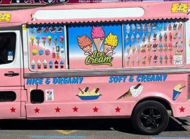 La camioneta de helado británica 'ilegal' recogiendo turistas y locales es incautado por la policía de Benidorm
