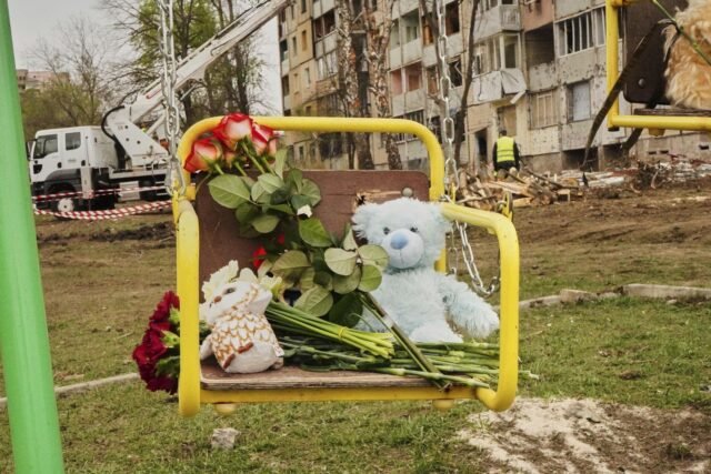 La ciudad ucraniana llora a los niños asesinados por misiles rusos
