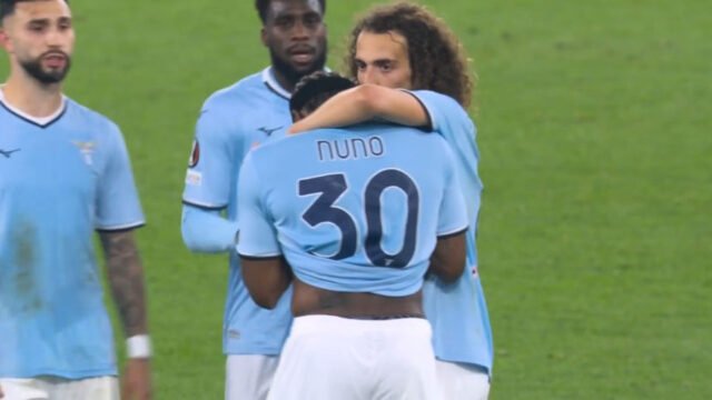 La estrella del Arsenal olvidada Nuno Tavares se desglosa y consolada por el compañero de equipo en el choque de la Europa League
