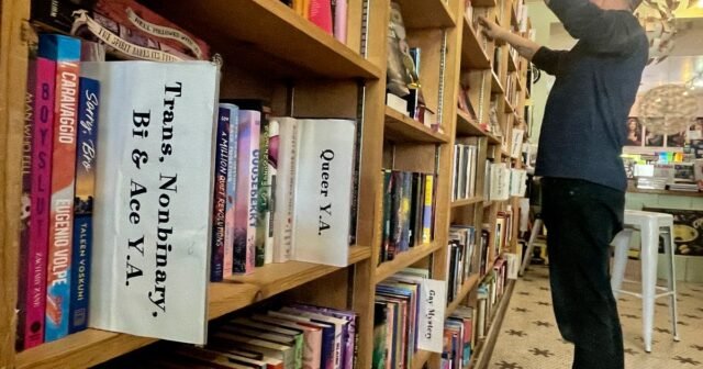 La lista de la biblioteca estadounidense "All Boys Non Band Non Be Azul" de George M. Johnson de los libros de la biblioteca estadounidense más 'desafiados'
