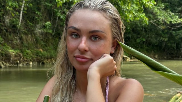 La novia de la estrella del Chelsea, Cole Palmer, Connie Grace, muestra sus curvas en número de pequeños bikinis de vacaciones

