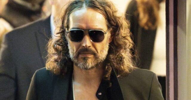 La policía británica acusa al comediante Russell Brand con violación y agresión sexual
