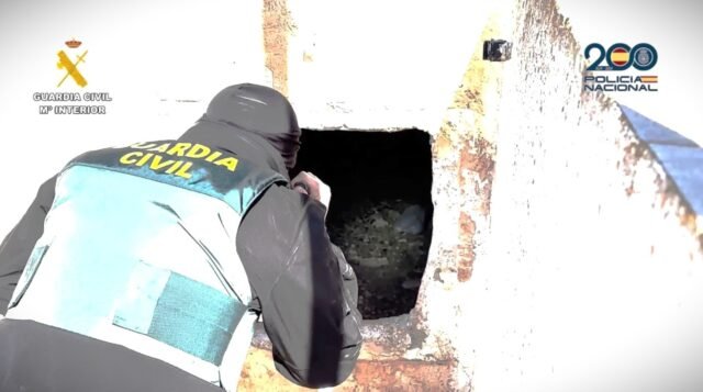 La policía descubre un campo de tiro subterráneo especialmente construido para probar 'armas de guerra' vendidas a Narco Gangs en España
